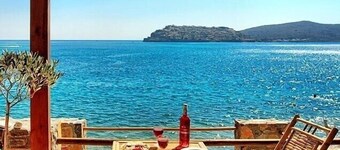 OLOUS: Spacy 1 Studio Plaka Beach Cottage