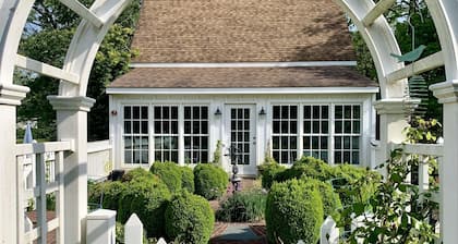 Historic Cottage on Ware River Estate