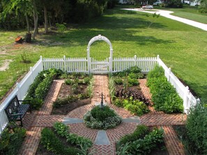 Property grounds - Historic Cottage on Ware River Estate (Gloucester)