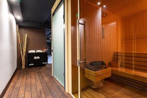 Un sauna moderno con paredes de madera y un banco.