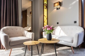 Suite estudio ejecutiva | Zona de estar | Una televisión de pantalla plana, películas de pago