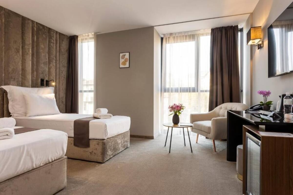 Premium bedding, in-room safe, desk, blackout drapes