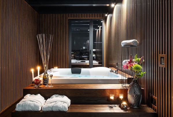 Executive Studio Suite | Private spa tub
