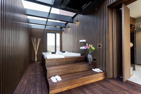 Executive Studio Suite | Private spa tub