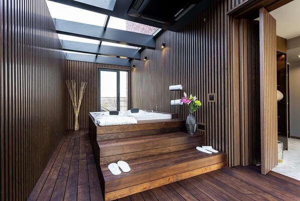 Executive Studio Suite | Private spa tub