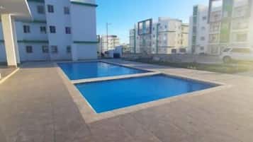 Una piscina al aire libre