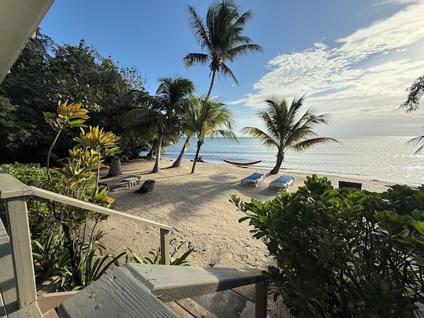 Na praia, espreguiçadeiras, toalhas de praia