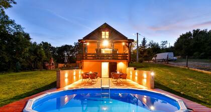 Jungle House With Pool
