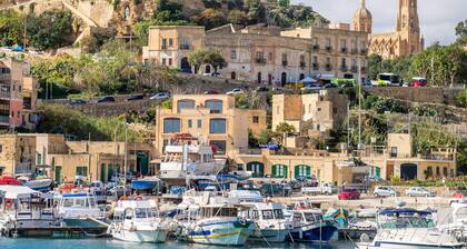 Siku Gozitan House With Pool hot tub