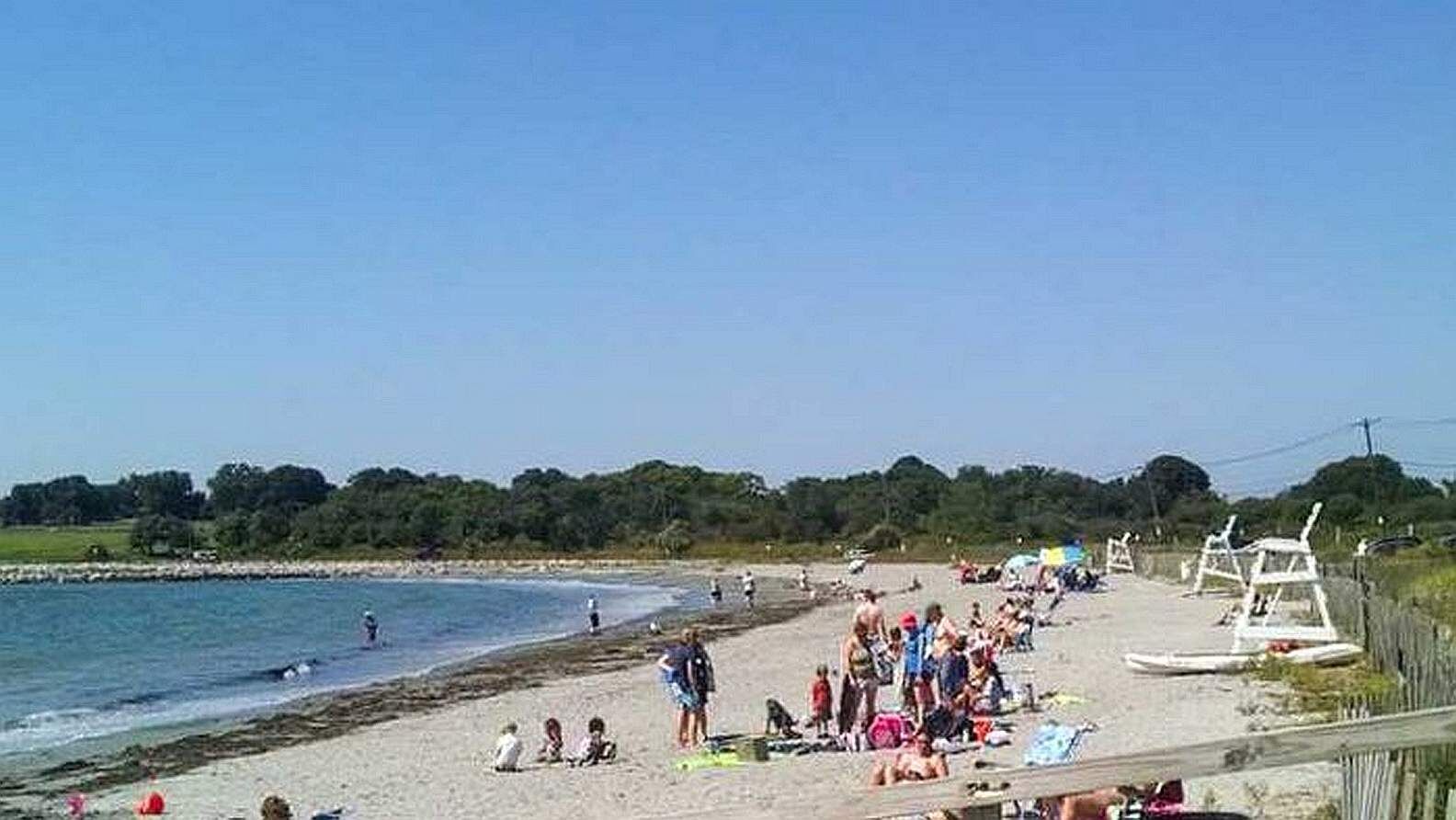 在海灘附近、躺椅、沙灘巾