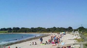 Beach nearby, sun-loungers, beach towels