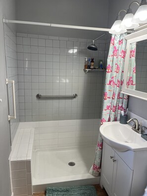 Dusche, Haartrockner, Handtücher, Seife