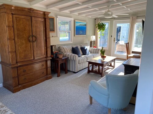 Charming  2 bedroom cottage  - walk to beach