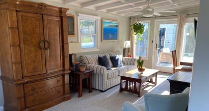 Charming 2 bedroom cottage - walk to beach