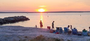 Nær stranden, solsenger og strandhåndklær