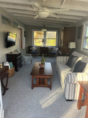 Smart TV, books - Charming  2 bedroom cottage  - walk to beach (Jamestown)