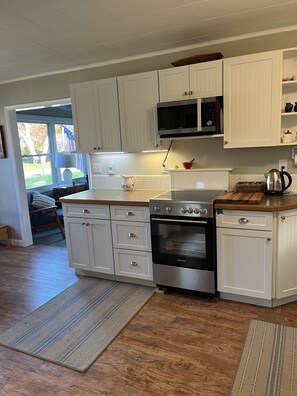 Fridge, microwave, oven, stovetop - Charming  2 bedroom cottage  - walk to beach (Jamestown)
