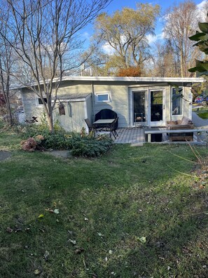 Outdoor dining - Charming  2 bedroom cottage  - walk to beach (Jamestown)