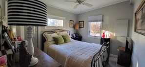 2 soverom, skrivebord, strykejern/-brett og wi-fi (inkludert)