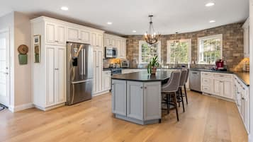 冰箱、微波炉、烤箱、炉灶