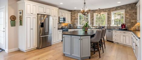 Kylskåp, mikrovågsugn, ugn och spishäll