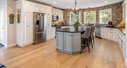 Farmhouse-Retreat Horses, Grapes & Orchards