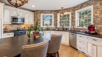 冰箱、微波炉、烤箱、炉灶