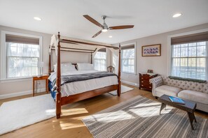 5 bedrooms, desk, iron/ironing board, travel cot