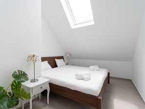 2 makuuhuonetta, työpöytä, silitysrauta/-lauta, ilmainen Wi-Fi