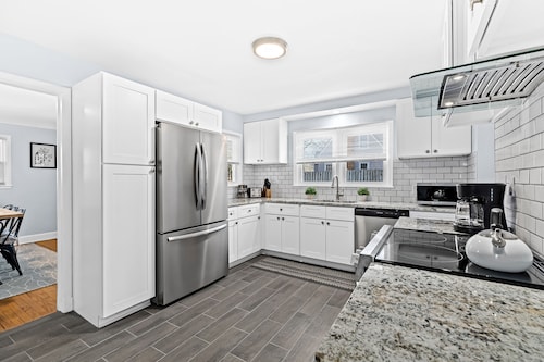 West Ann Arbor Whole Home 4 Bed, 3 Full Bath - Sleeps 12!