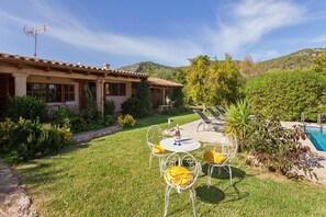 Outdoor dining - Beautiful Pollensa Villa | Can Jaume | 2 Bedrooms | Close to Amenities (Pollensa)