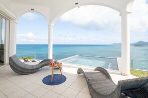 Terrace/patio - Breathtaking 180° views on the Caribbean sea. Cliff side & Private beach access (saint martin)