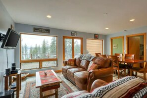 Smart TV, DVD player, books - Bunny Dunes w/ Lakeview and Hot Tub. Beach across street, 10 Min to Northstar (Tahoe Vista)