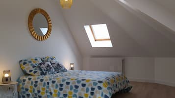 2 bedrooms, travel cot, free WiFi, bed sheets