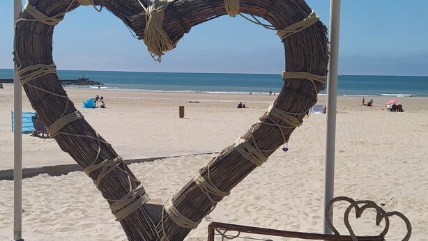 A heart-shaped structure made of ropes and sticks on a beach with a sign that reads "Le Port." - Le Sunny - Spacious, renovated duplex apartment (Outreau)