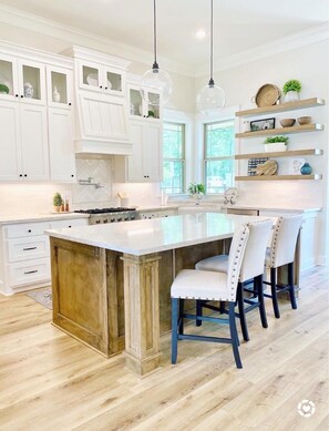 Fridge, microwave, oven, stovetop - Luxury Farmhouse with Pool - Perfect for Groups (Conroe)