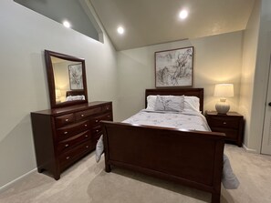 5 chambres, bureau, fer et planche à repasser, lit parapluie