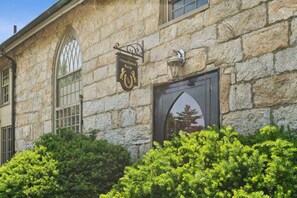 A stone building with a sign reading "Stonchouse Farm." - Stunning Historic Maine Stone Castle (Bath)