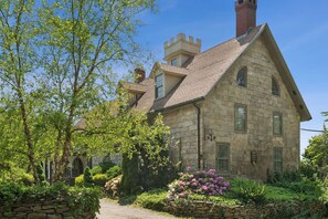 Exterior - Stunning Historic Maine Stone Castle (Bath)