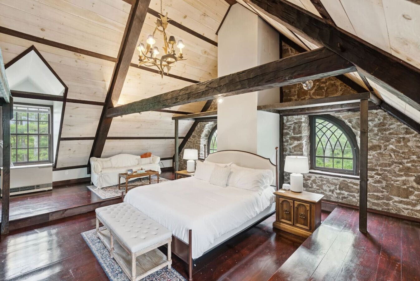 6 bedrooms, desk, iron/ironing board, travel crib