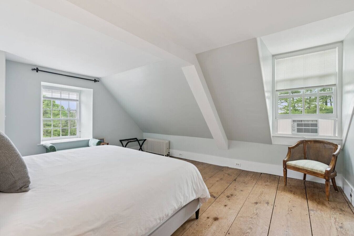 6 bedrooms, desk, iron/ironing board, travel crib