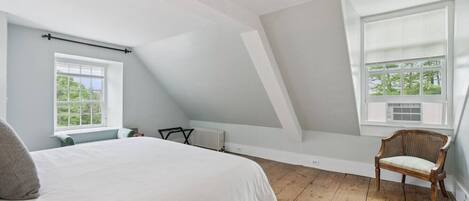 6 bedrooms, desk, iron/ironing board, travel crib