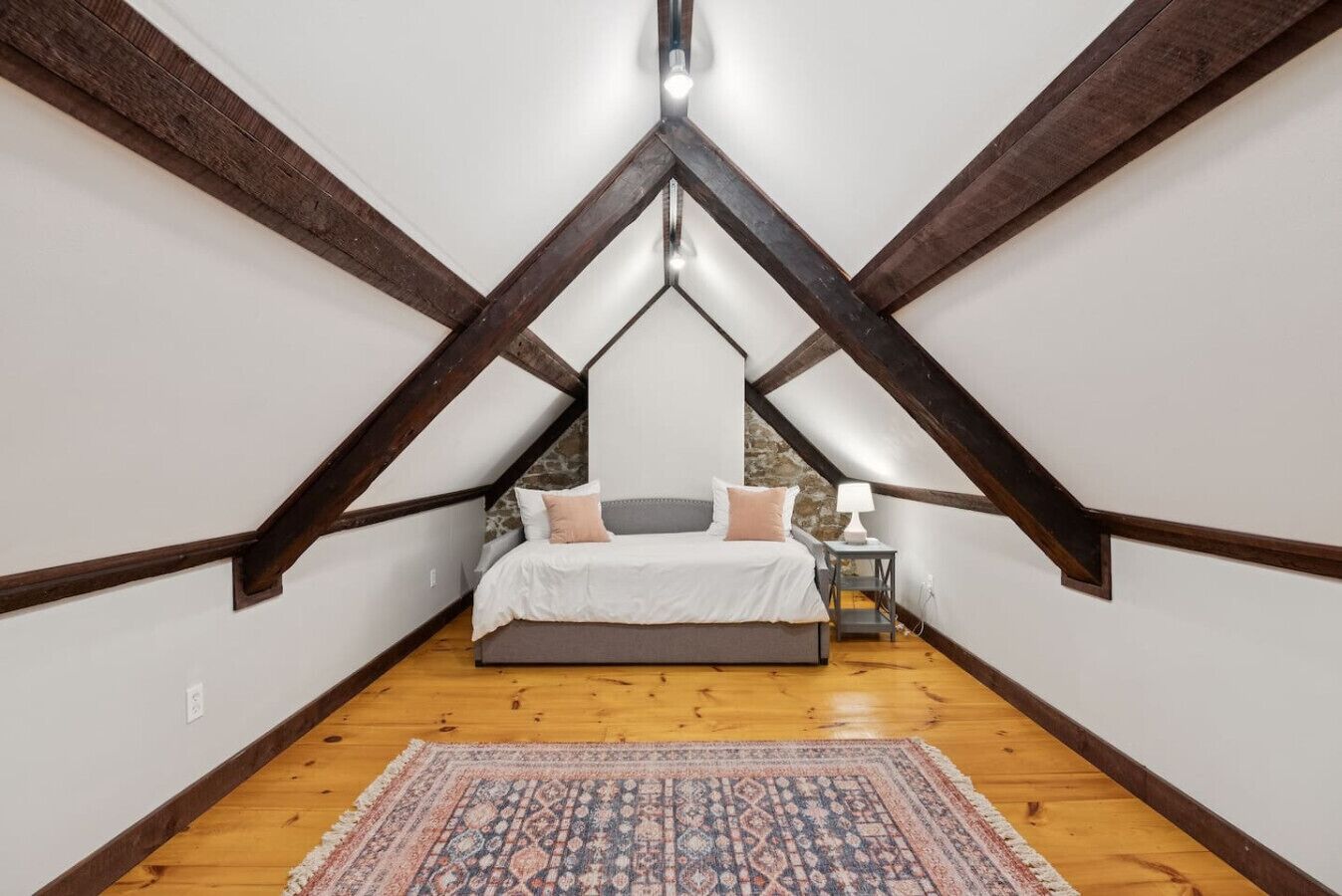 6 habitaciones, escritorio y tabla de planchar con plancha 