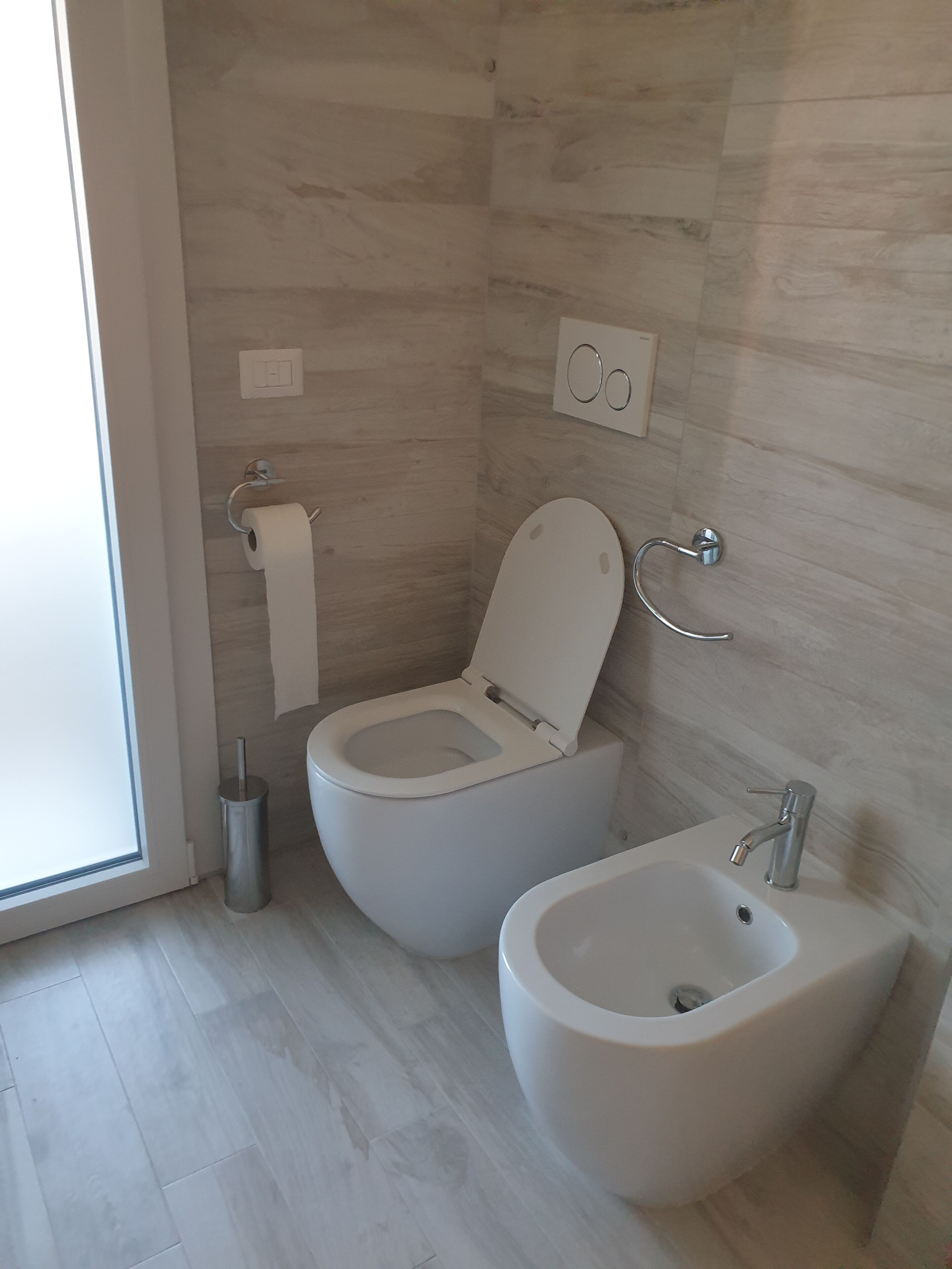 Dusche, Haartrockner, Bidet, Handtücher
