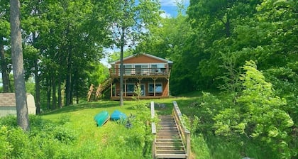 Peaceful Lake Cabin • Beautiful winter views • Perfect for remote work