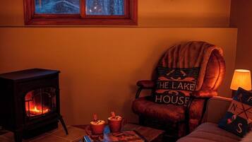 Älytelevisio, takka, kirjoja