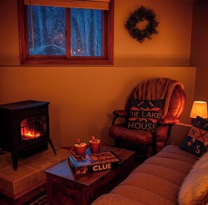 Smart TV, chimenea y libros 