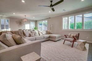 Smart-TV, peis, bøker og musikkbibliotek