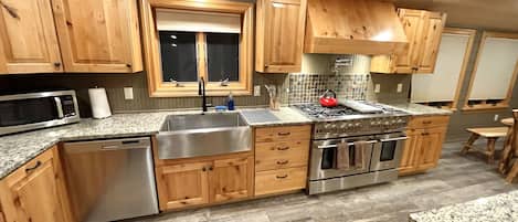 Luxury Cabin, 3 Bedrooms, Fireplace, Lake View | Dapur peribadi | Ketuhar, dapur, pembancuh kopi/teh, pembakar roti