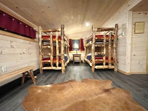 Luxury Cabin, 3 Bedrooms, Fireplace, Lake View | Individually decorated, individually furnished, free WiFi, bed sheets